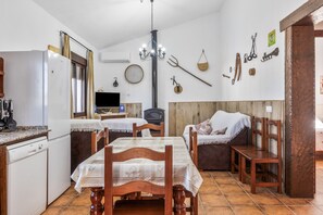 Iron/ironing board, WiFi, bed sheets - Vacation Home Chalet El Cancelín with Private Pool, Wi-Fi and Air Conditioning (Conil de la Fontera)