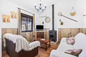 Fireplace - Vacation Home Chalet El Cancelín with Private Pool, Wi-Fi and Air Conditioning (Conil de la Fontera)
