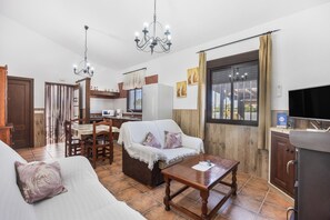 Fireplace - Vacation Home Chalet El Cancelín with Private Pool, Wi-Fi and Air Conditioning (Conil de la Fontera)