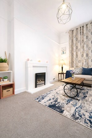 Living room - Spacious Easter Road 2BR Apartment (Edinburgh)