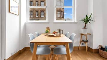 Apartamento, 2 quartos, acessível | Sala de jantar