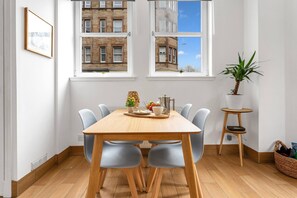 Dining room - Edinburgh City Centre 2BR Apartment (Edinburgh)