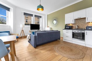 Living room - Edinburgh City Centre 2BR Apartment (Edinburgh)