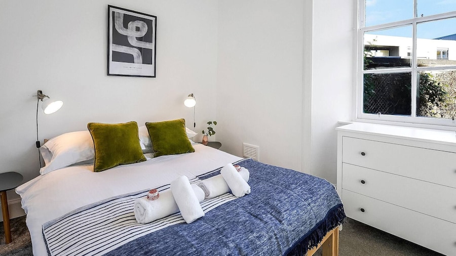 Modern - 2BR Flat Near Easter Road Stadium