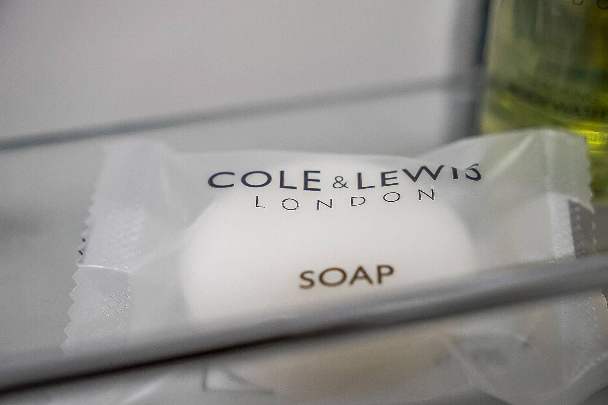 Eine Packung Seife von Cole & Lewis in einem Kühlschrank.