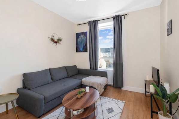 Living room - Edinburgh Beach Apartment Free On-street Parking (Edinburgh)