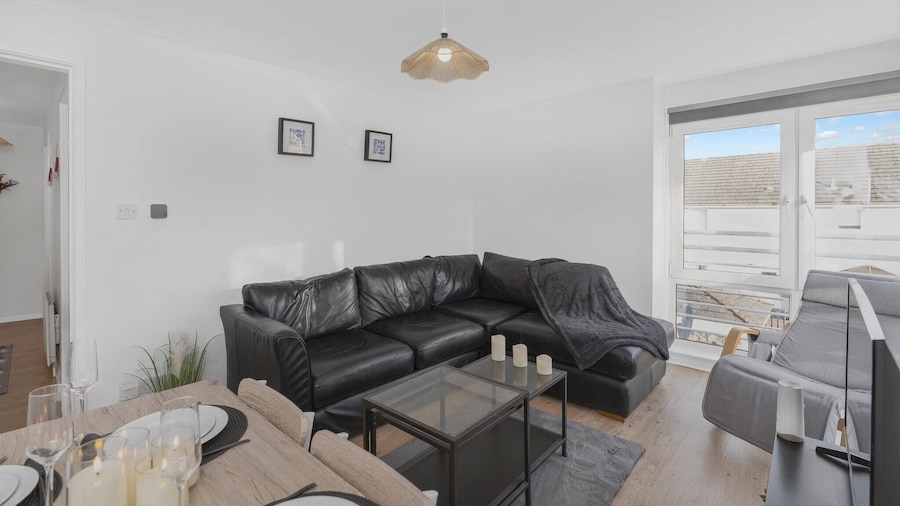 Cozy Edinburgh 2BR With CAR Parking