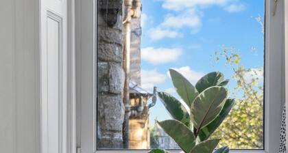 Bright 2 Bedroom Flat on Leith Walk