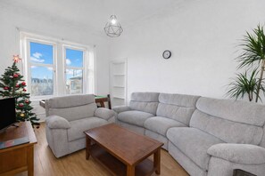 Living room - Bright 2 Bedroom Flat on Leith Walk (Edinburgh)