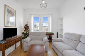 Apartment, 2 Bedrooms | Living room - Bright 2 Bedroom Flat on Leith Walk (Edinburgh)