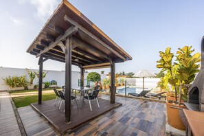 Outdoor dining - Holiday Home 'La Raya' with Private Pool, Wi-Fi and Air Conditioning (Conil de la Fontera)