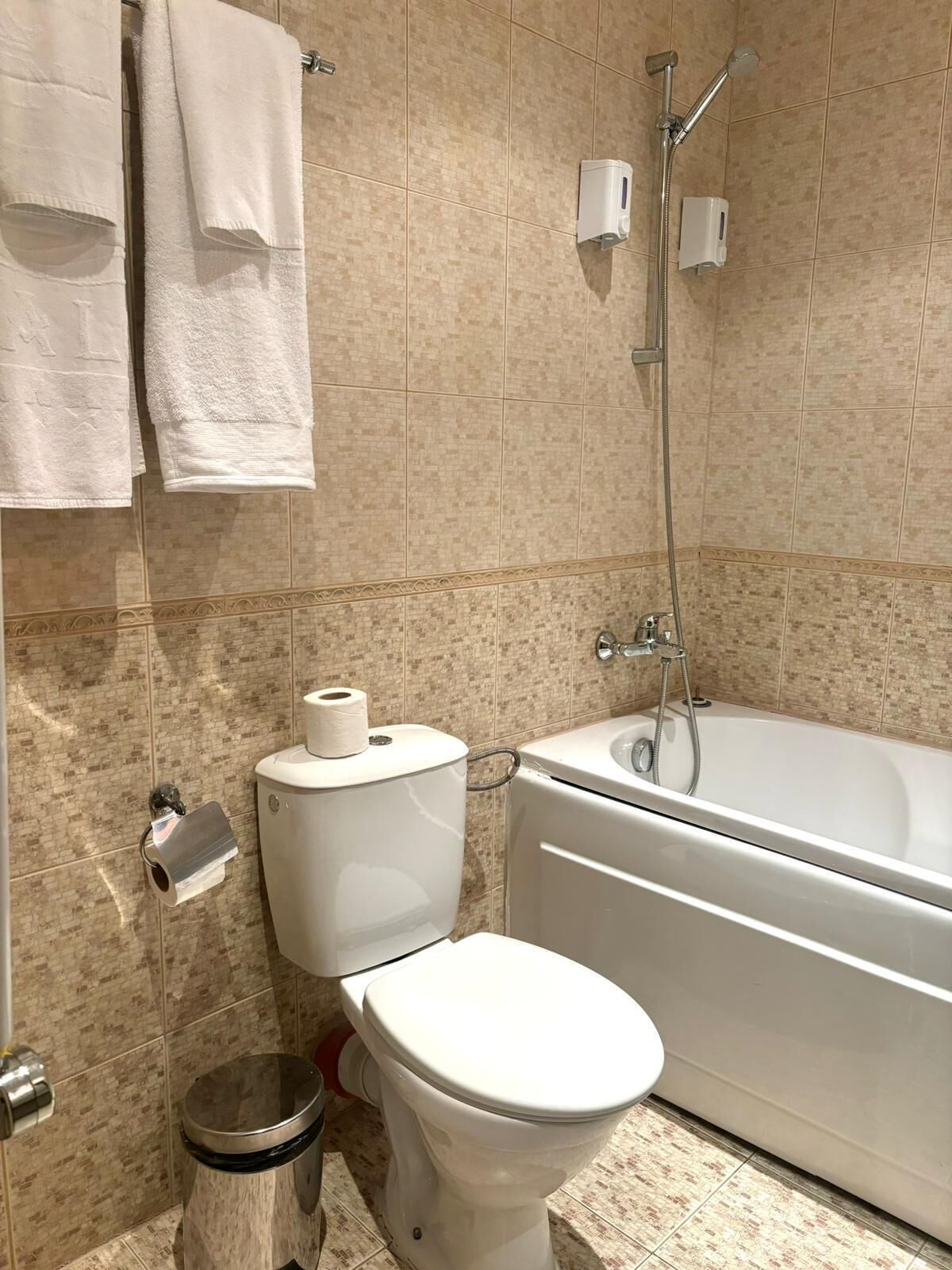 Haartrockner, Handtücher, Seife, Toilettenpapier