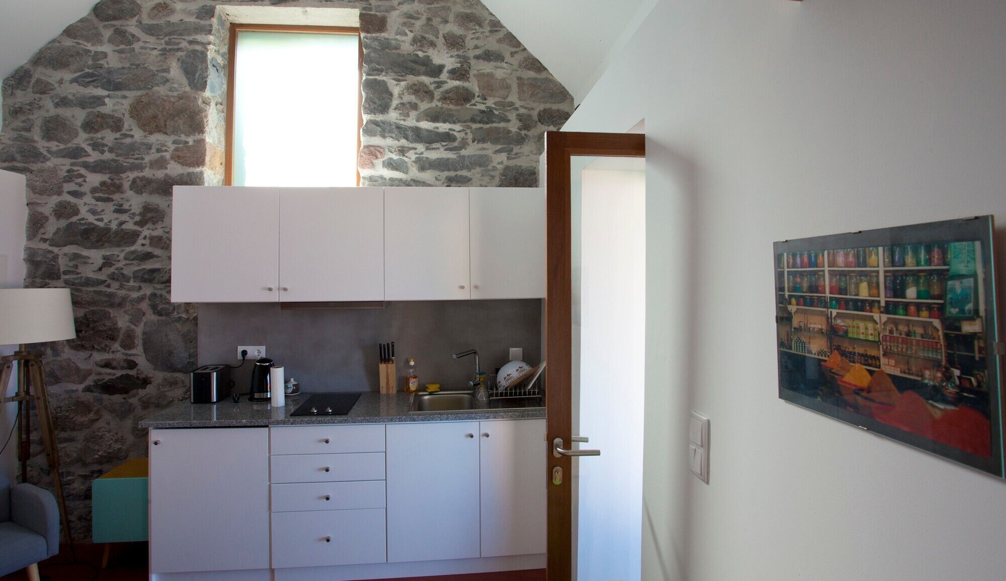 Fridge, oven, stovetop, coffee/tea maker