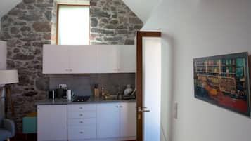 Fridge, oven, stovetop, coffee/tea maker