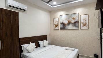 Deluxe Double Room, City View | Desk, free WiFi