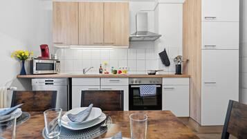 Kühlschrank, Mikrowelle, Ofen, Herdplatte