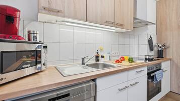 Kühlschrank, Mikrowelle, Ofen, Herdplatte