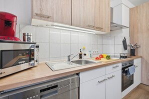 Een koelkast, een microgolfoven, een oven, een kookplaat