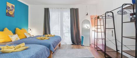 1 habitación, escritorio, tabla de planchar con plancha y cuna de viaje