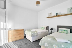 2 quartos, ferros/tábuas de passar roupa, Wi-Fi, roupa de cama