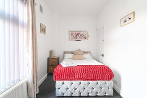 2 quartos, ferros/tábuas de passar roupa, Wi-Fi, roupa de cama