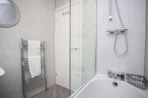 Shower, towels - 3 Bedroom House in Redcar (Redcar)