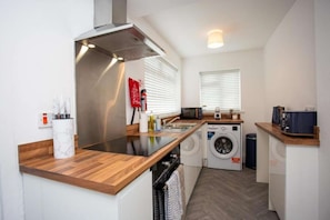 Fridge, microwave, oven, stovetop - 3 Bedroom House in Redcar (Redcar)