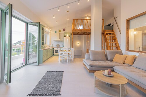 ALKYONI 2, a sea view elegant loft apartment near Katakolo.