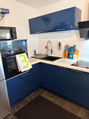 Private kitchen - Cosy, modern apartment 5 minutes from the beach (Le Moule)