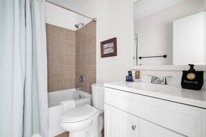 Ein Badezimmer mit Badewanne, Toilette und Waschbecken.