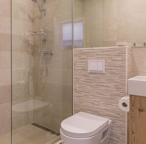 Dusche, Haartrockner, Handtücher, Seife