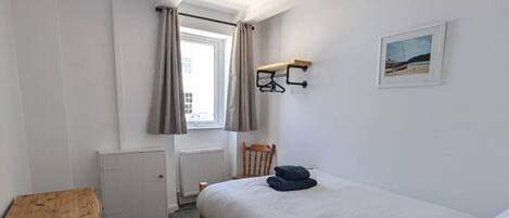 Strykjärn/strykbräda, resesäng, wi-fi och sängkläder