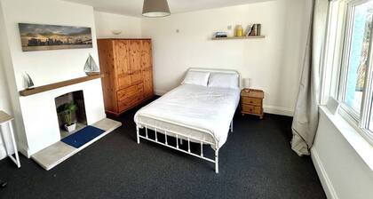 The Blue House - Godolphin - Large Spacious Home