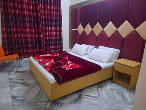 Double Room | Free WiFi, bed sheets - New Maharaja Hotel (Rawalpindi)