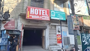 Un hôtel avec une enseigne indiquant « HÔTEL MAHARAJA » et une zone de couverture du réseau 4G.