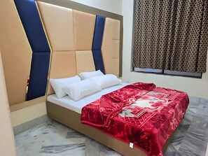 Double Room | Free WiFi, bed sheets - New Maharaja Hotel (Rawalpindi)