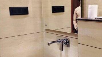 Executive-værelse | Badeværelse | Bruser, gratis toiletartikler, Sæbe, Shampoo