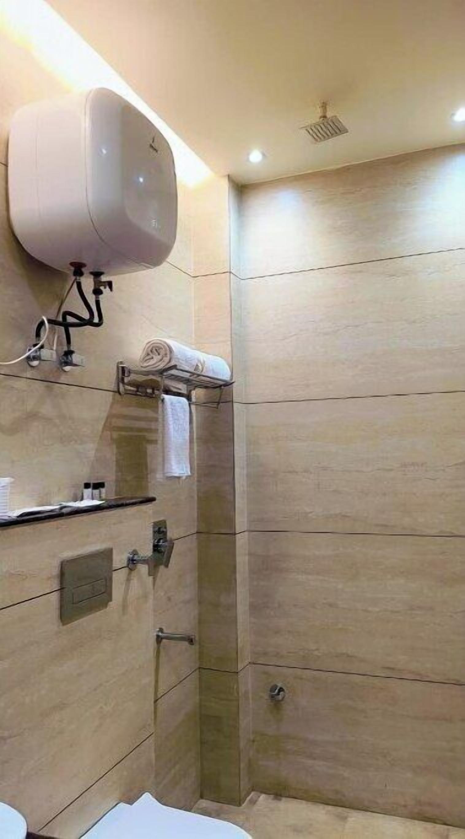 Executive Room | Bathroom | Shower, free toiletries, soap, shampoo