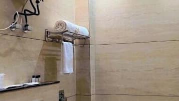Executive Room | Bathroom | Shower, free toiletries, soap, shampoo