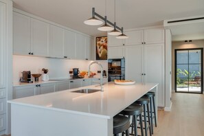 Fridge, microwave, oven, dishwasher - Villa Mangoni - Brand New Luxury Villa (Funchal)