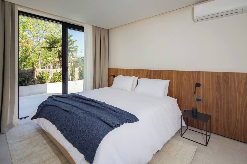 5 bedrooms, iron/ironing board, WiFi, bed sheets