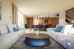 Fernseher, Kamin, Videospiele, Stereoanlage