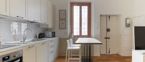 Kühlschrank, Mikrowelle, Geschirrspüler, Toaster