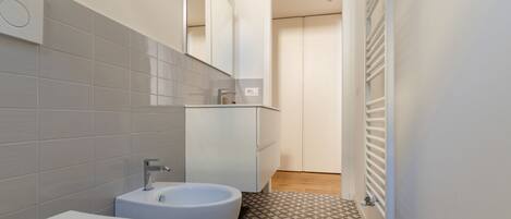 Shower, bidet, towels