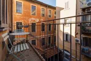 Outdoor dining - GuestHost - Cozy 47 sqm apartment for up to 3 guests, located on the first floor of a building without an elevator (steps to access).The property is set in the Isola district, a young and vibrant area rich in services and well connected by public transpo (Milan)