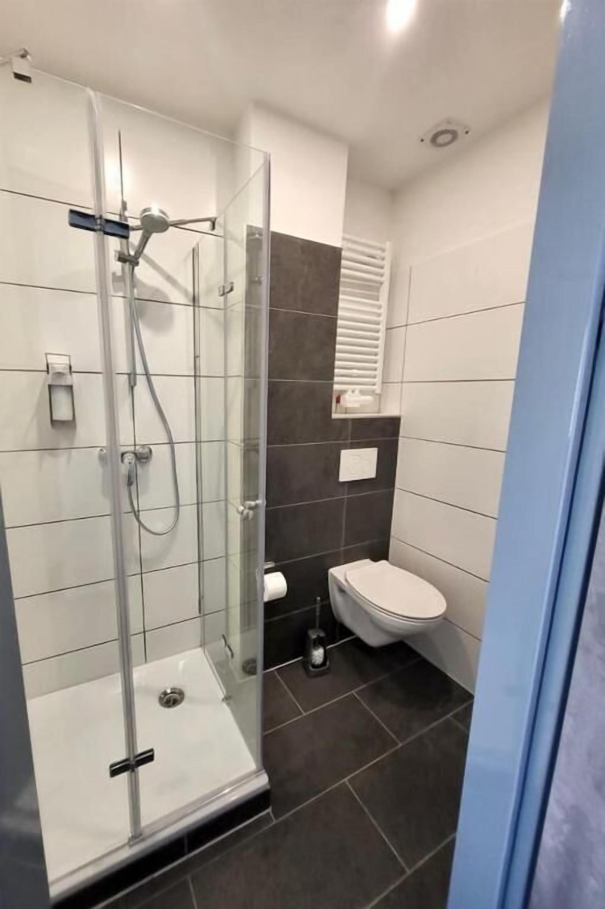 Economy-Zweibettzimmer, Stadtblick | Badezimmer | Dusche, Haartrockner, Handtücher, Seife