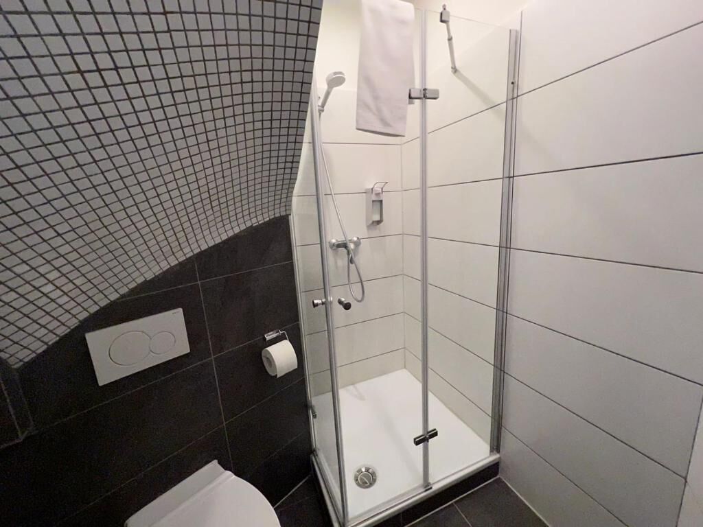 Habitación cuádruple clásica, vista a la ciudad | Baño | Regadera, secadora de cabello, toallas, jabón 