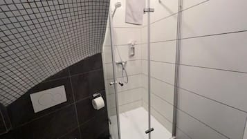 Habitación cuádruple clásica, vista a la ciudad | Baño | Regadera, secadora de cabello, toallas, jabón