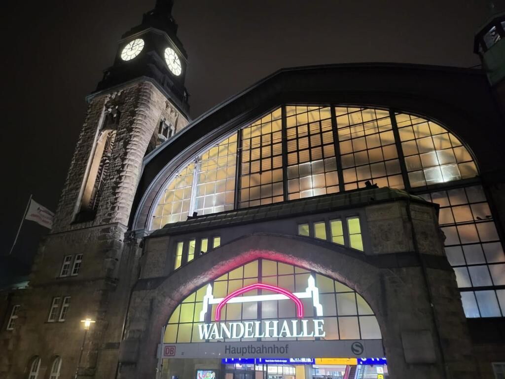 A historic building with a large arched entrance labeled "Vandelhalle."