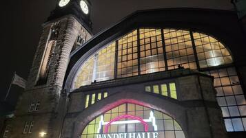 A historic building with a large arched entrance labeled "Vandelhalle."